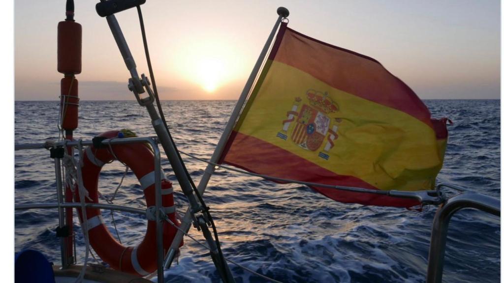La popa de el 'Corso', el velero de Pérez-Reverte, con su escudo sin corona azul.