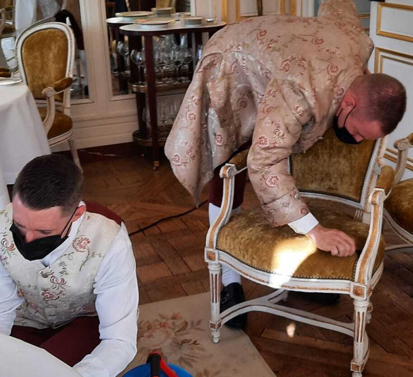 Empleados del hotel preparan uno de los salones.