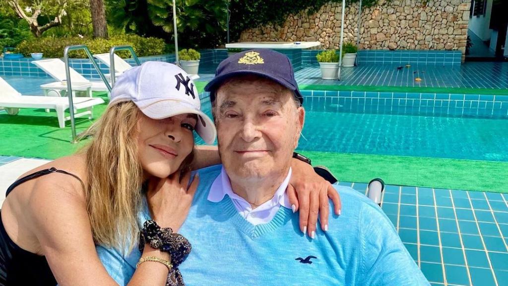 Ana, con su padre, en la casa familiar de Mallorca.