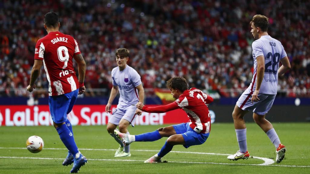 Joao Félix lanzando a portería