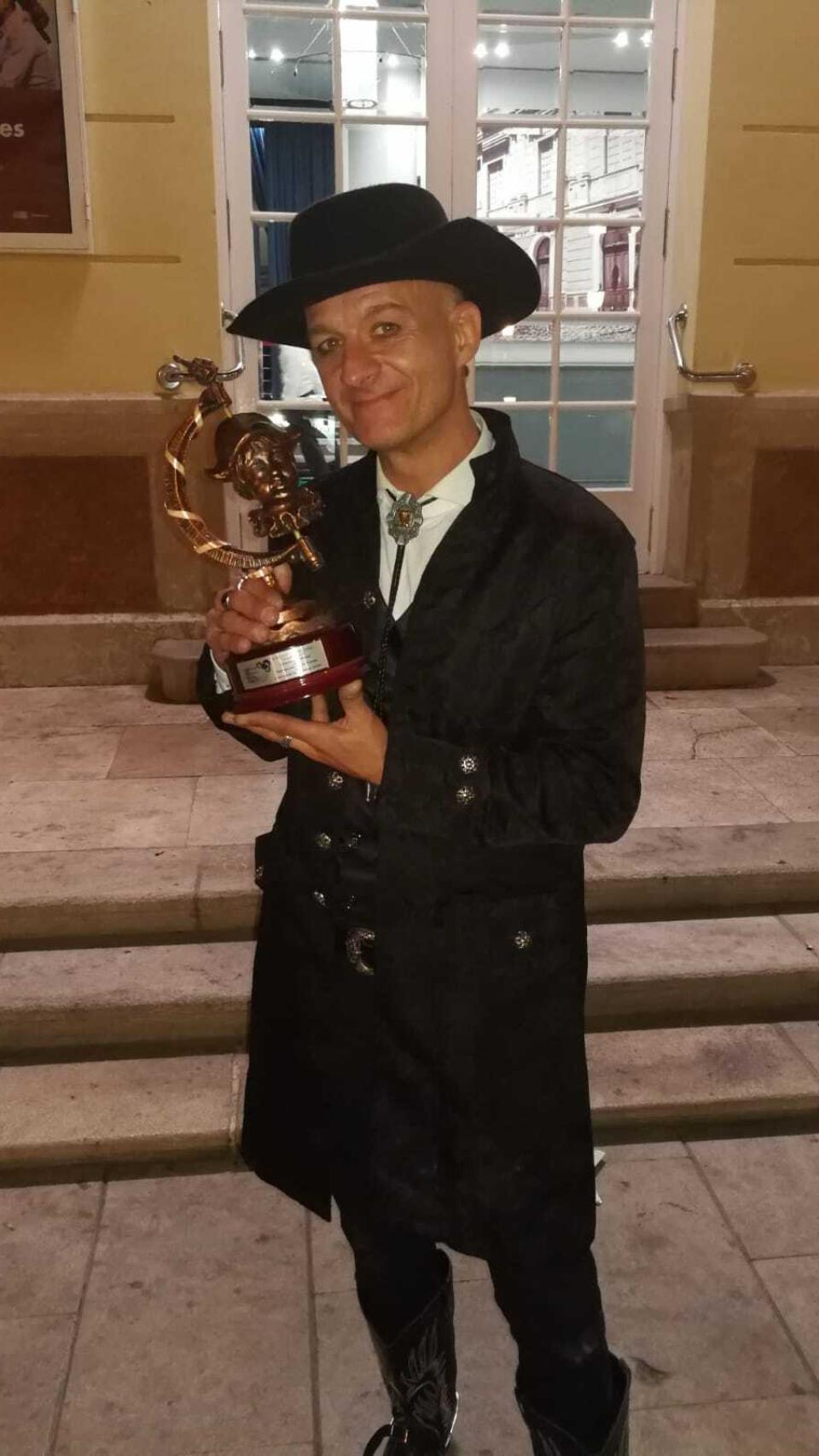 Merchán en el último COAC con su premio de 'Esteoeste'.