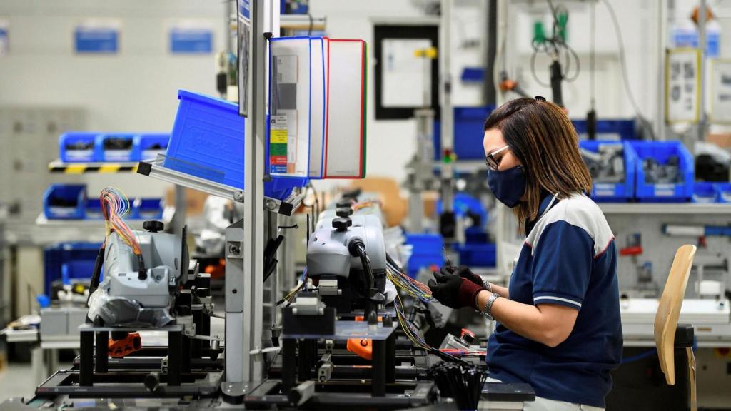 Una empleada en su puesto de trabajo.