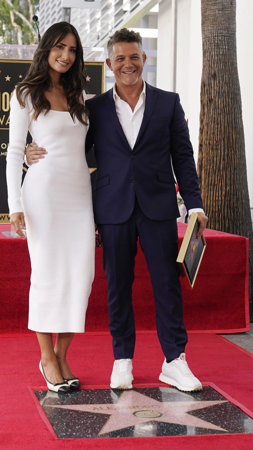 Alejandro Sanz y Rachel Valdés posando junto a la estrella.