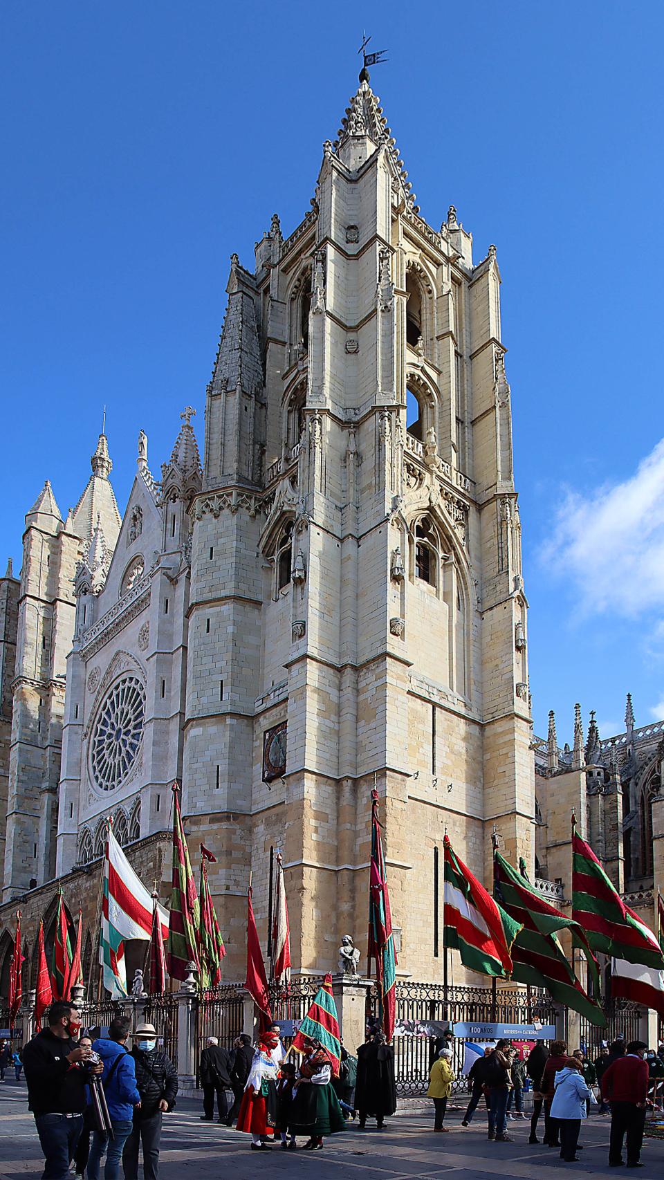 Exposición de pendones leoneses y carros engalanados por las fiestas de San Froilán (3)