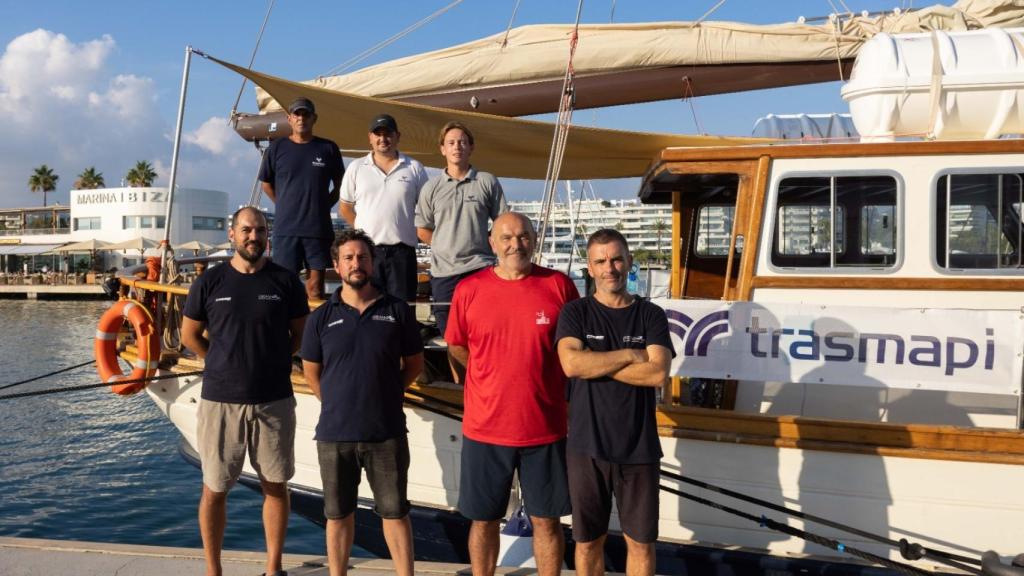 Fila de arriba: tripulación de Trasmapi. Fila de abajo de izquierda a derecha: Javier Rodríguez Pandozi y Enrique Aragón, arqueólogos del IBEAM y directores del proyecto; Joseba Alberdi (CIFP Blas de Lezo. Jefe del equipo de buceadores); y Jordi Chias, fotógrafo de la expedición.