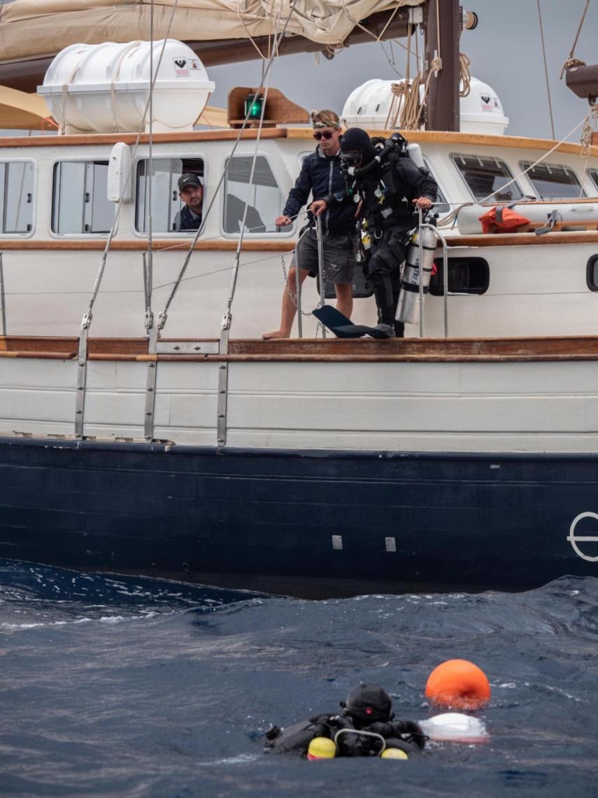 Salto al agua de los buceadores desde el 'Princesa del Mar'.