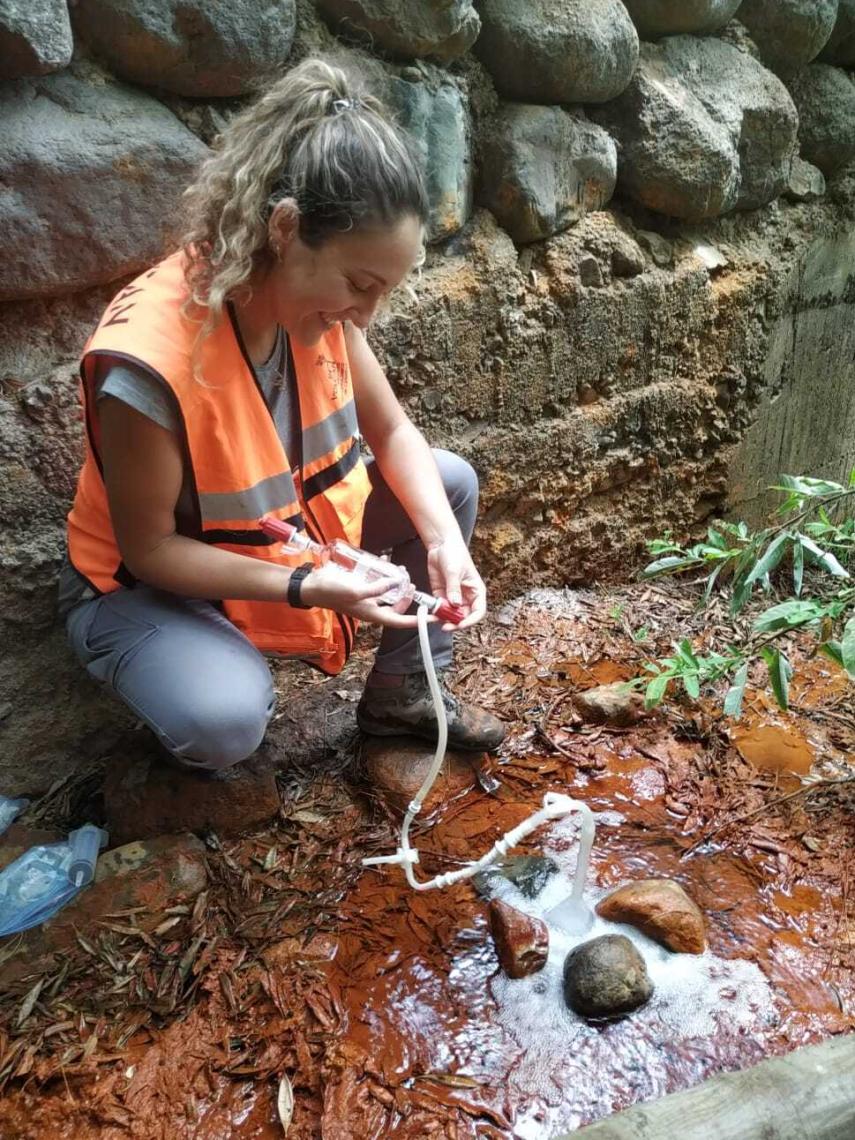 Muestreo de aguas y gases en el Parque Nacional de la Caldera de Taburiente para la monitorización geoquímica de la isla de La Palma.