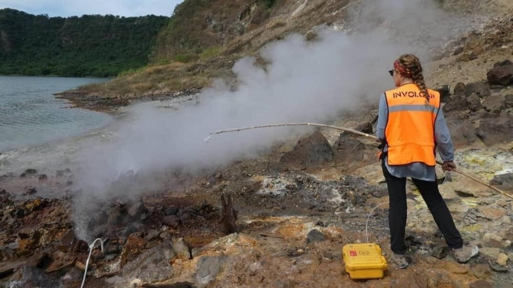 Claudia en una campaña geoquímica de gases y aguas para el fortalecimiento de la vigilancia volcánica del volcán Taal (Filipinas).