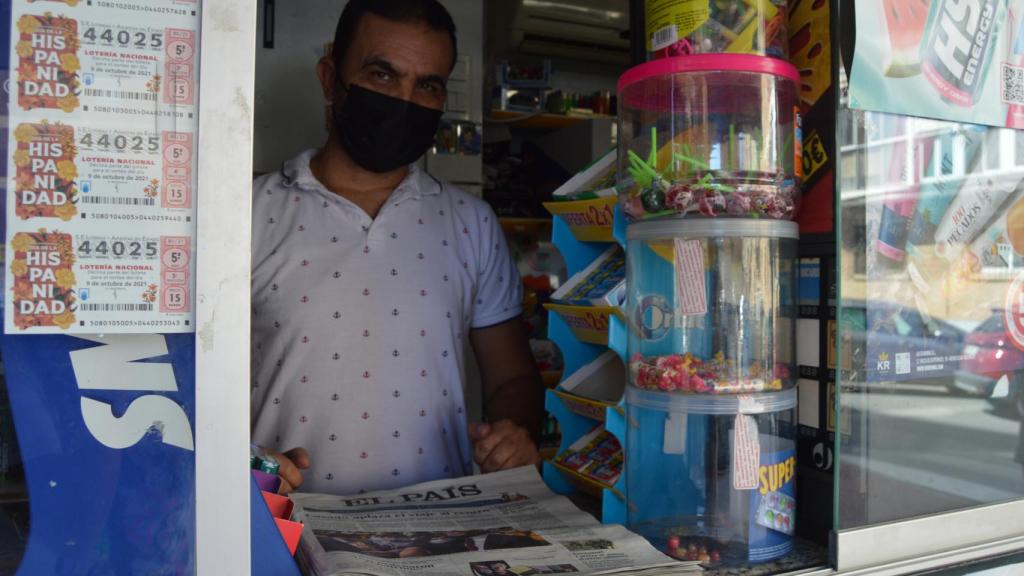 Ramón posando con unos ejemplares de periódico.