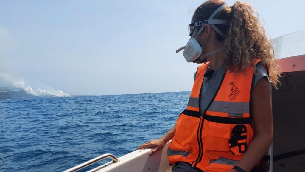 Claudia Rodríguez durante una entrevista para los medios de comunicación explicando qué sucede cuando la lava llega al océano.