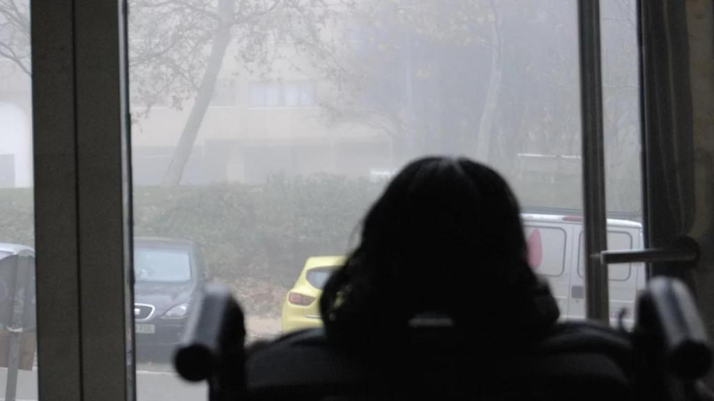 Una chica con parálisis cerebral en silla de ruedas