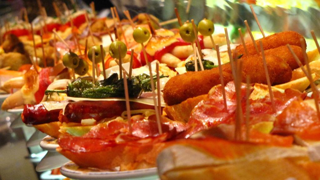 Pinchos y tapas en una bar de Valladolid