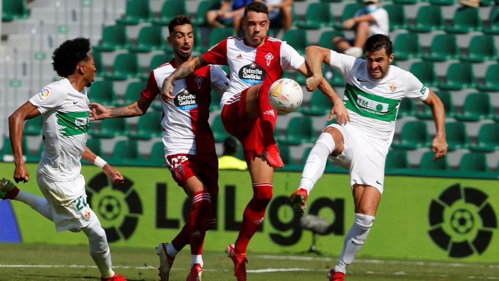 Iago Aspas intenta ganar un balón ante la defensa del Elche