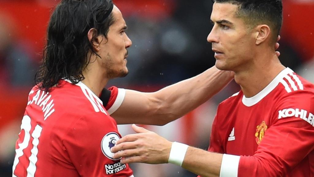 Cavani se saluda con Cristiano Ronaldo
