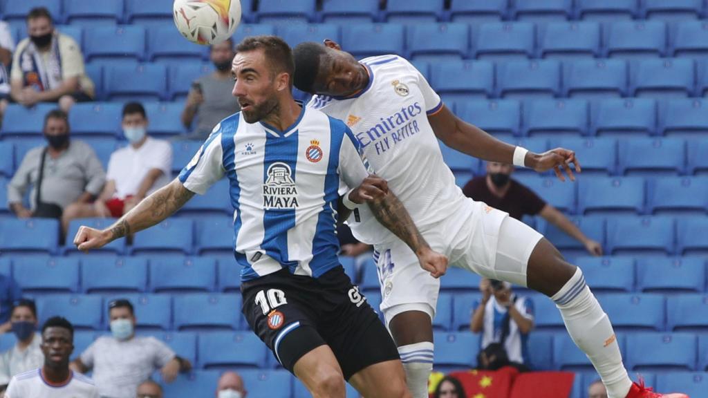 Sergi Darder y David Alaba intentan rematar con la cabeza un balón