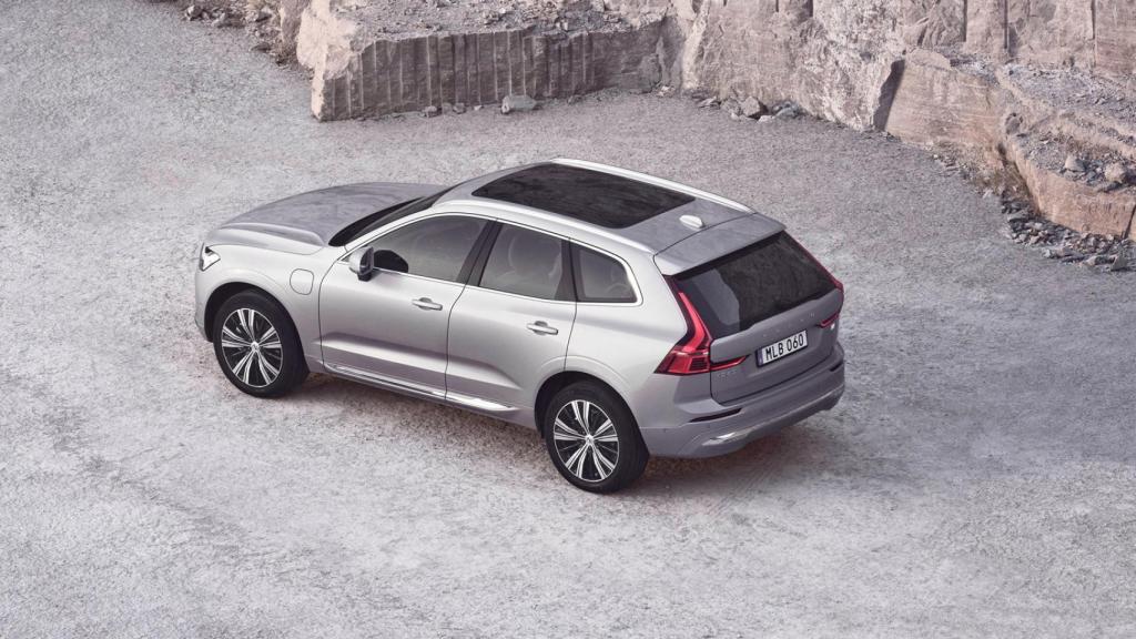 Los cambios exteriores son ligeros, apenas cambian los faros y algunas molduras.