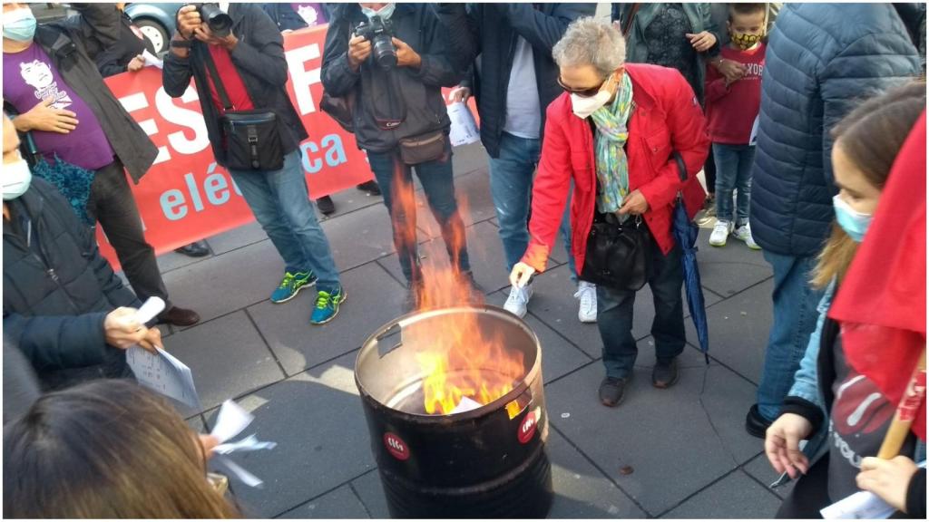 Quema simbólica de facturas de la luz  convocada por la CIG en varias ciudades gallegas