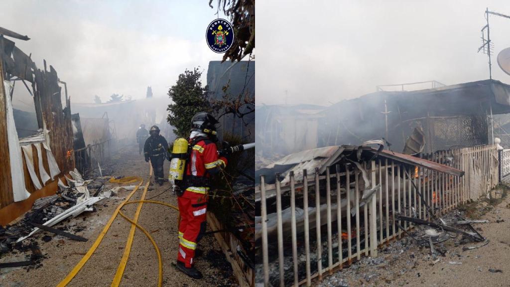 Los bomberos sofocando las llamas del Camping Caravaning de La Manga.