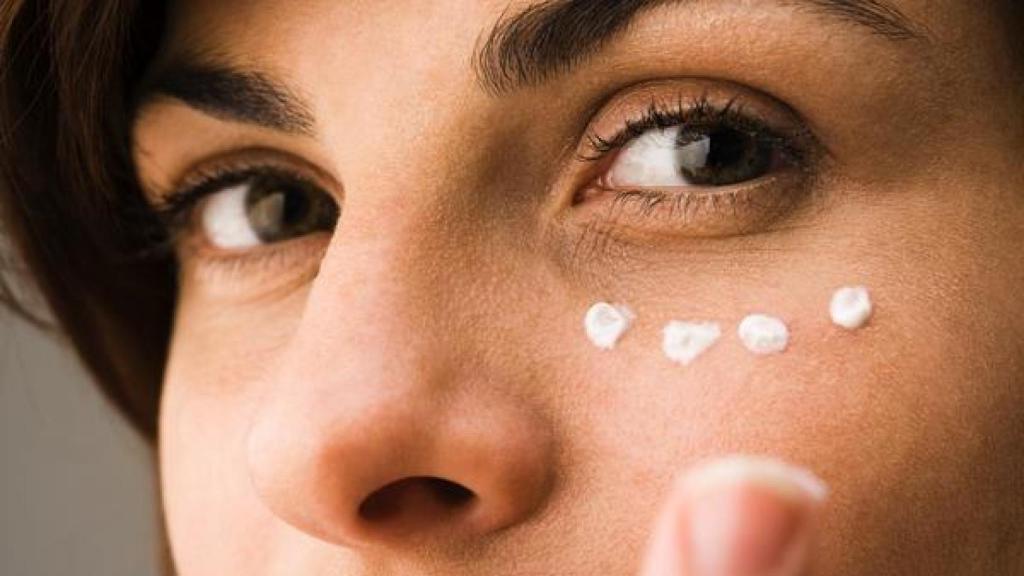 Usar contorno de ojos es importante para minimizar las primeras arrugas de expresión.