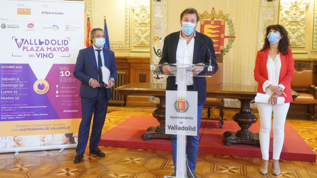 Puente durante la presentación de 'Valladolid. Plaza Mayor del vino'