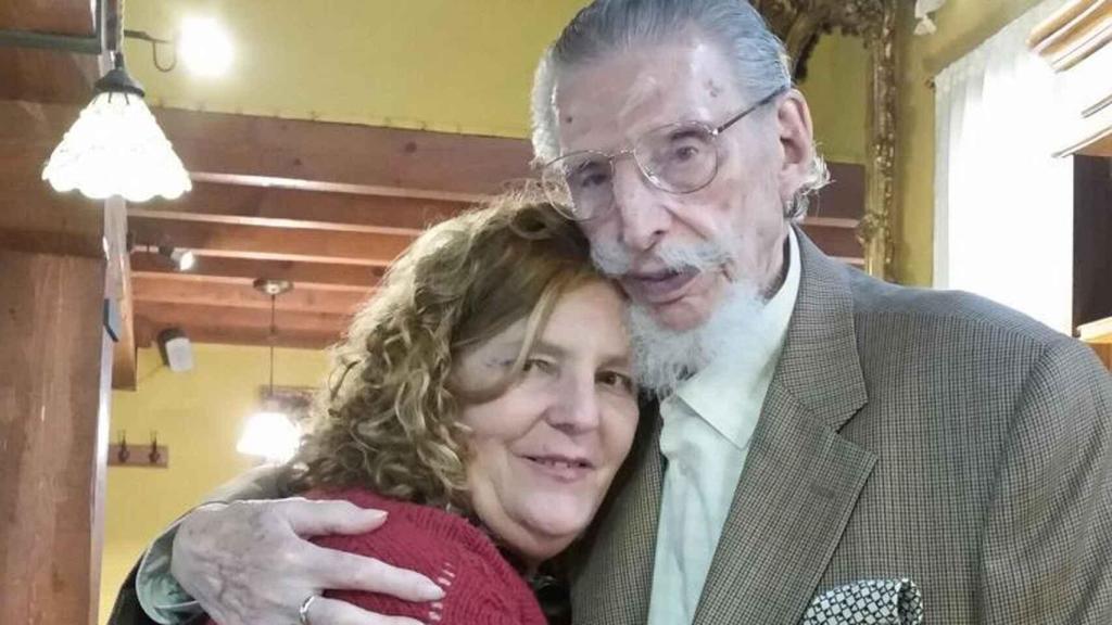 Leandro de Borbón con su hija Blanca en una foto perteneciente al álbum familiar.