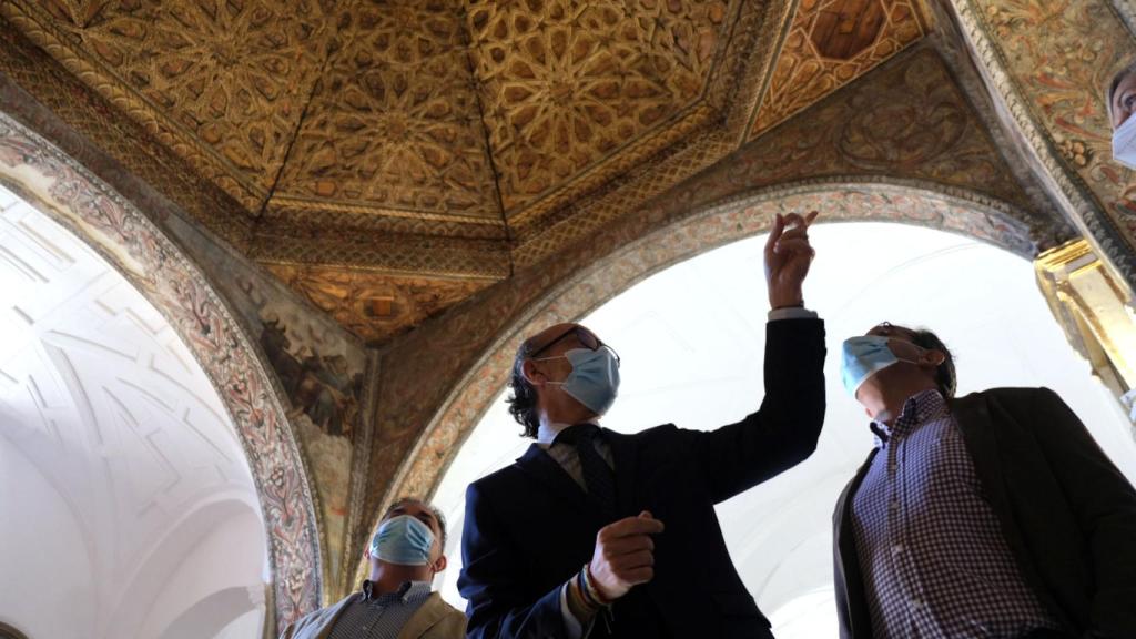 El consejero de Cultura, Javier Ortega, en la visita a la iglesia de Pedrosa del Rey