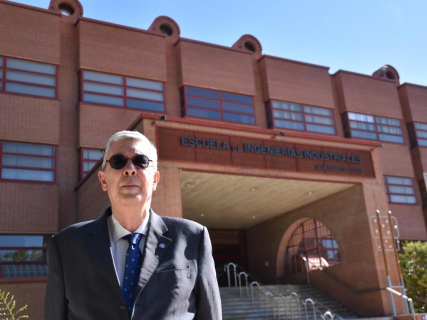 Jesús Ángel Pisano a la entrada de la Escuela de Ingenierías Industriales de la UVa