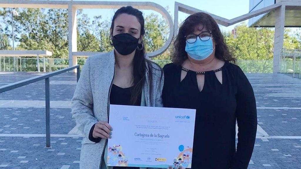 La concejala de Educación, Alba Hernández Masvidal, ha recogido la renovación de este sello