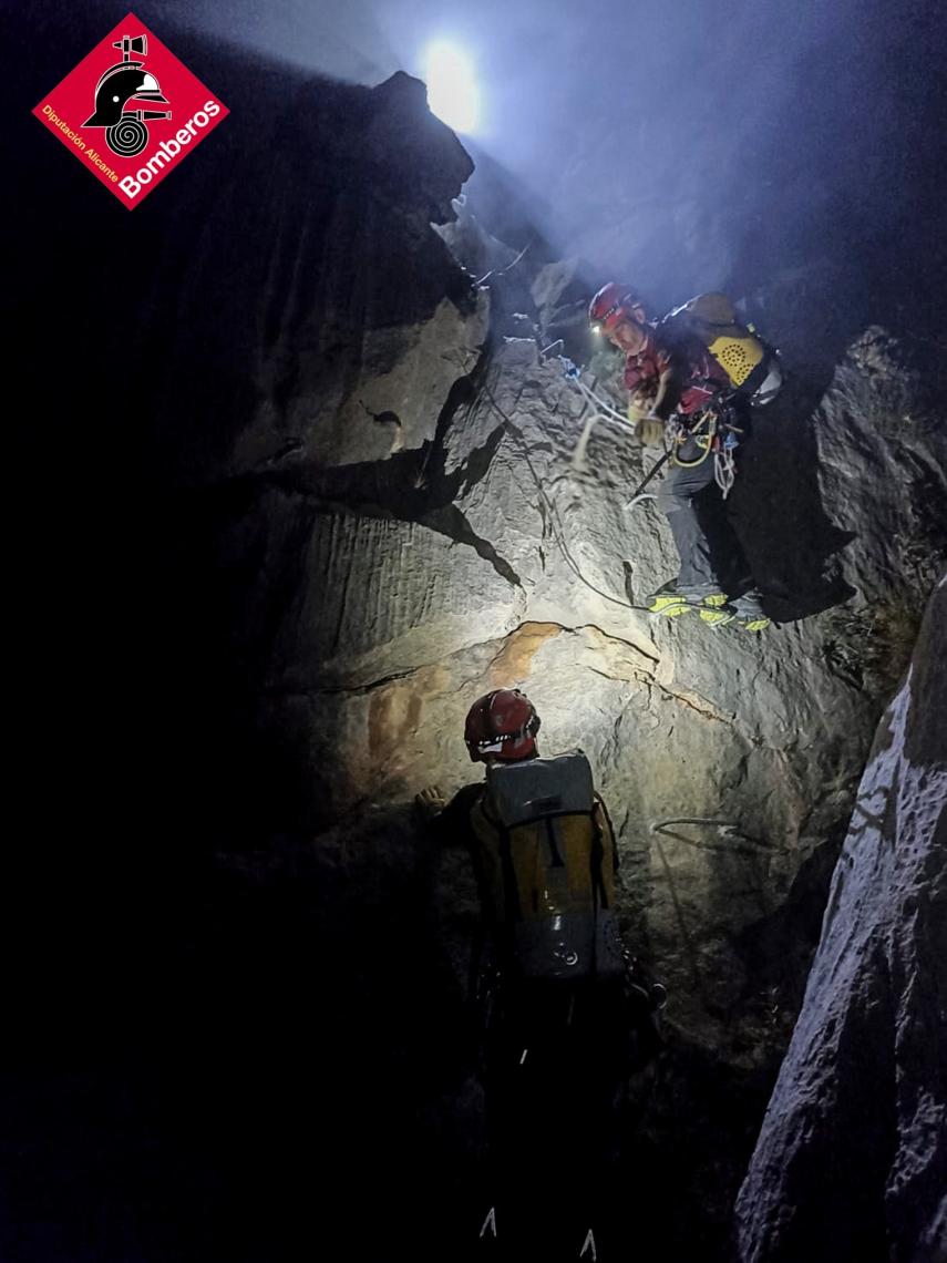 Imágenes del rescate en el Puig Campana, de noche.