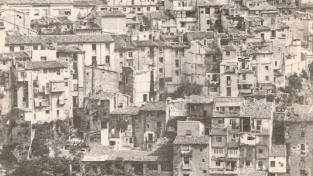 Casas apelotonadas del Raval Vell de Alcoy vistas desde la Tercera Zona del Ensanche.