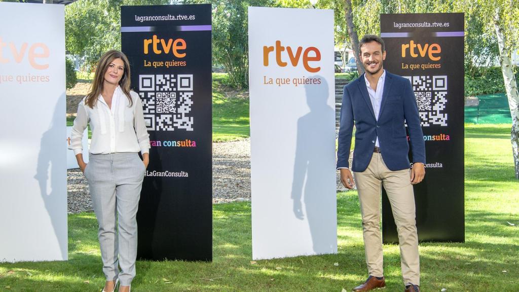 Diego Losada presenta el 'Telediario Fin de Semana' junto a Lara Siscar.