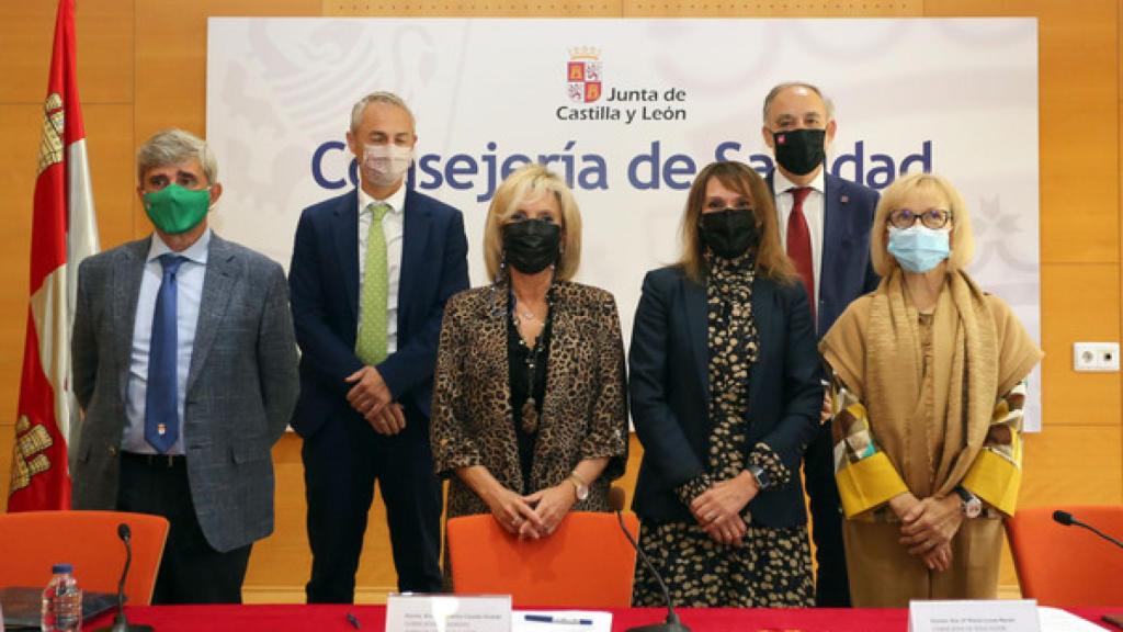 Las consejeras Verónica Casado y Rocío Lucas posan con los rectores con motivo de la firma del concierto