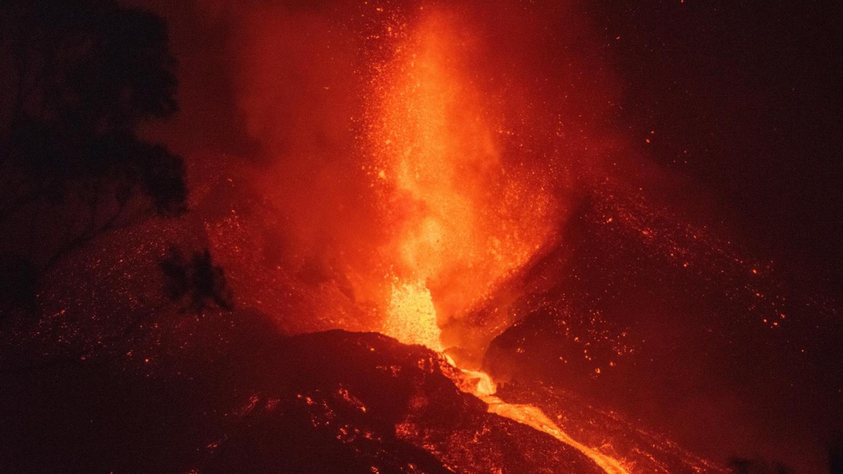En imágenes: el cono del volcán de La Palma se derrumba y aumenta el caudal de lava