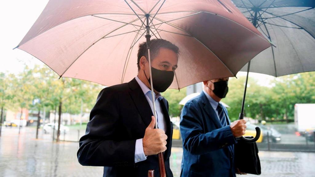 El expresidente del FC Barcelona Josep Maria Bartomeu a su llegada a la Ciudad de la Justicia de Barcelona donde este lunes declara ante el Juzgado de Instrucción Número 13 de Barcelona por la querella del fundador del Grupo Mediapro, Jaume Roures, por posibles calumnias e injurias en relación con el caso 'Barçagate'.