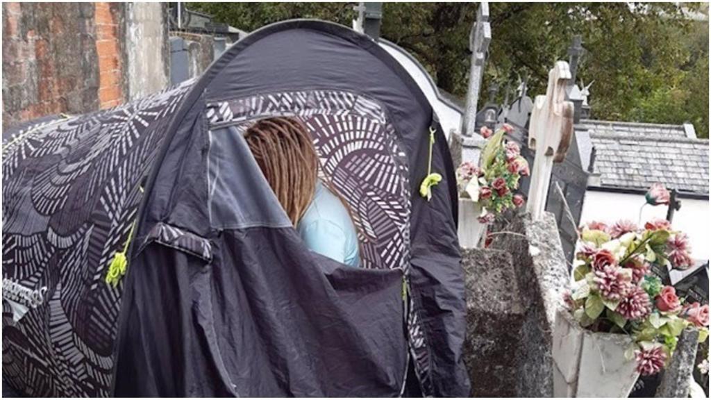 La tienda de campaña de la peregrina en el cementerio.