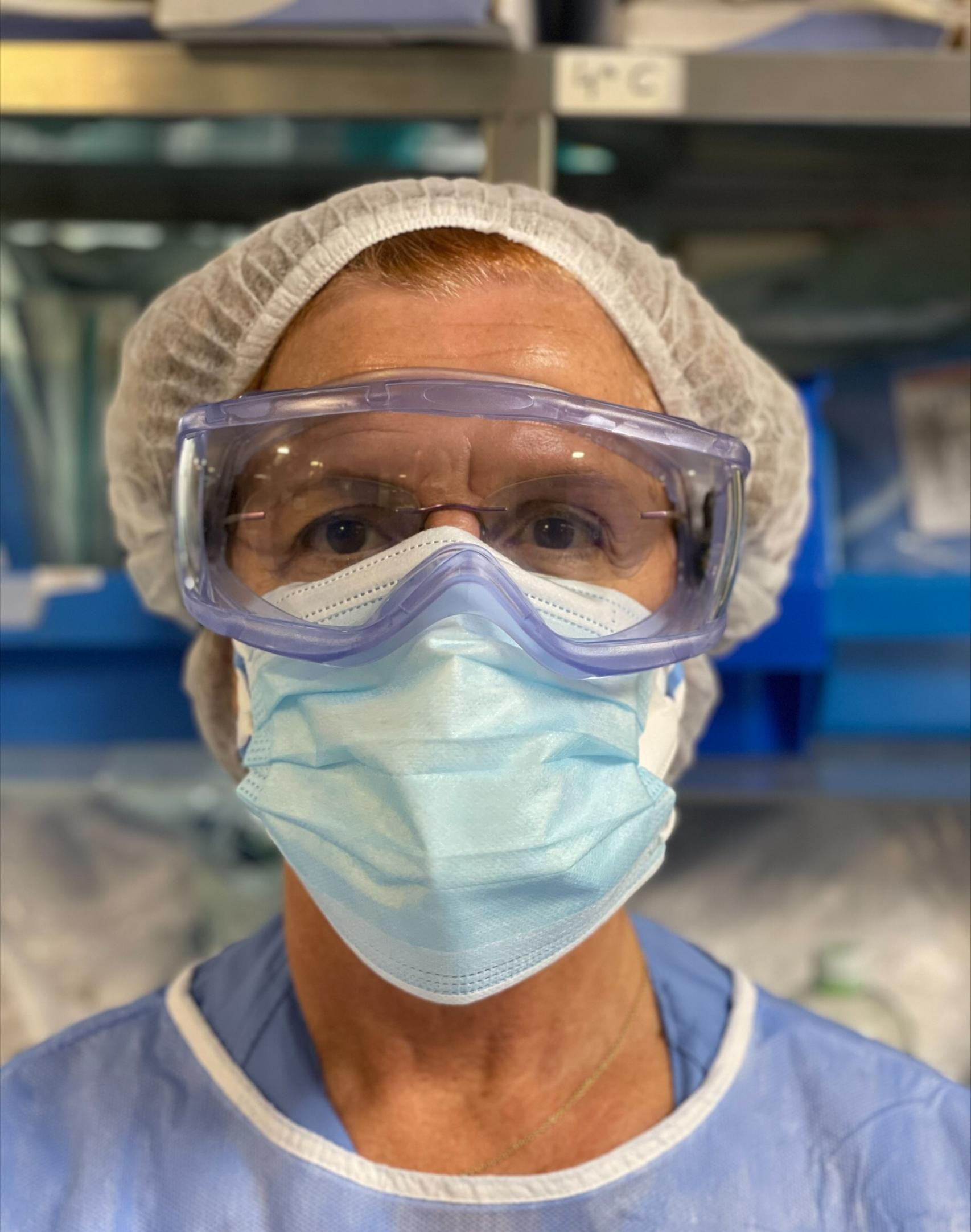 La enfermera Montserrat Sarrate, en la UCI de covid del Hospital Macarena de Sevilla, en una foto tomada por un compañero de la guardia nocturna.