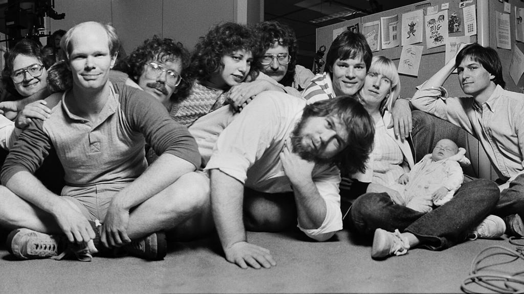 Steve Jobs con su equipo.