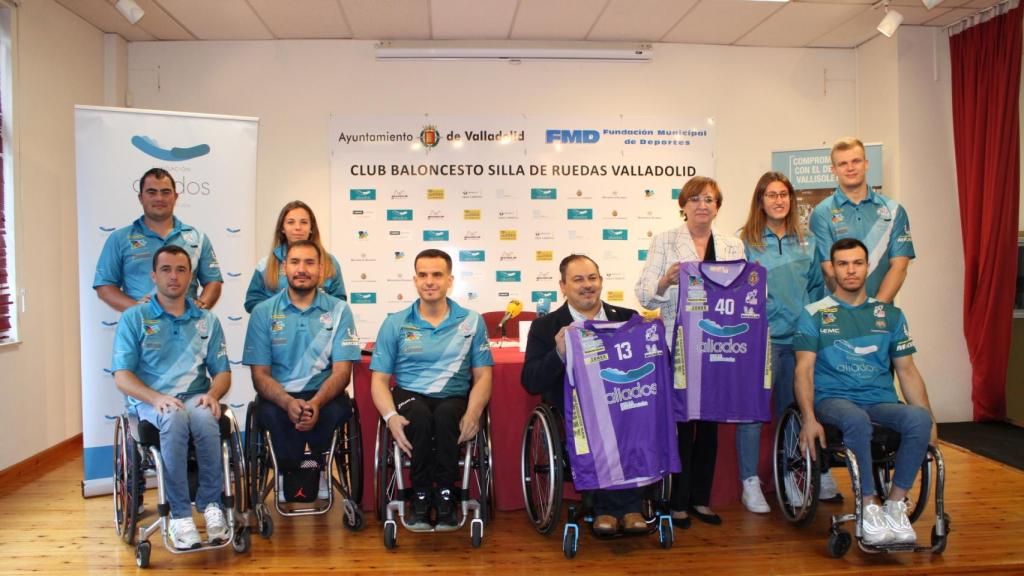 Foto de familia tras la firma de renovación del patrocinio