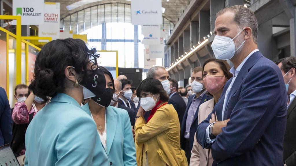 El rey Felipe VI, junto a la ministra Reyes Maroto (derecha) y María Benjumea (centro).
