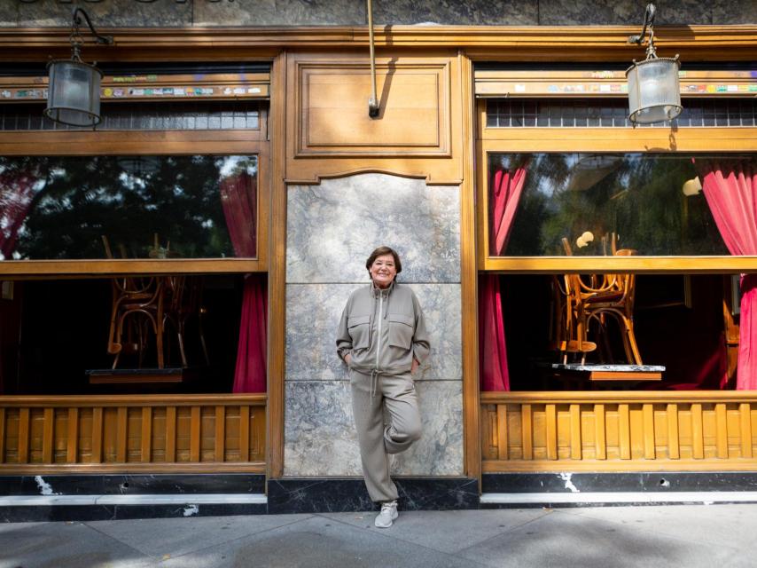Teresa Rabal en la fachada del Gijón.