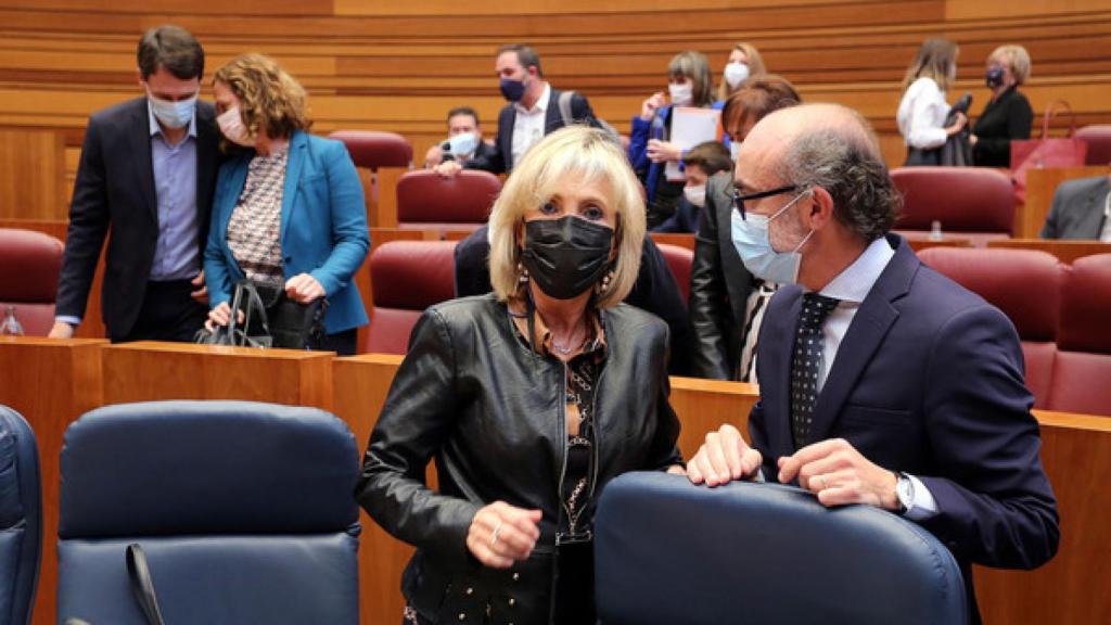 Verónica Casado junto a Javier Ortega, durante el Pleno de las Cortes