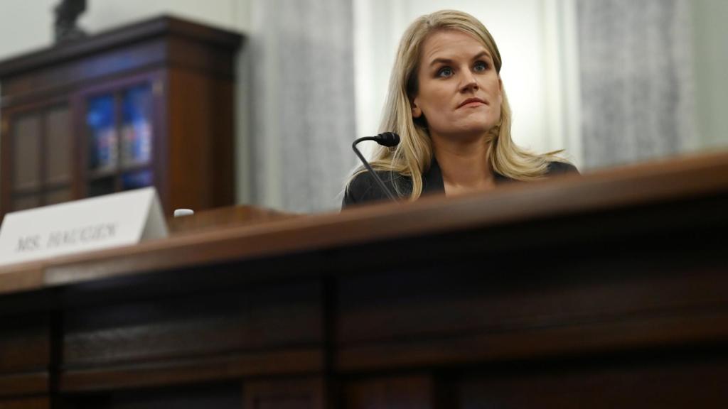Frances Haugen, exempleada de Facebook, en el Congreso de EEUU.