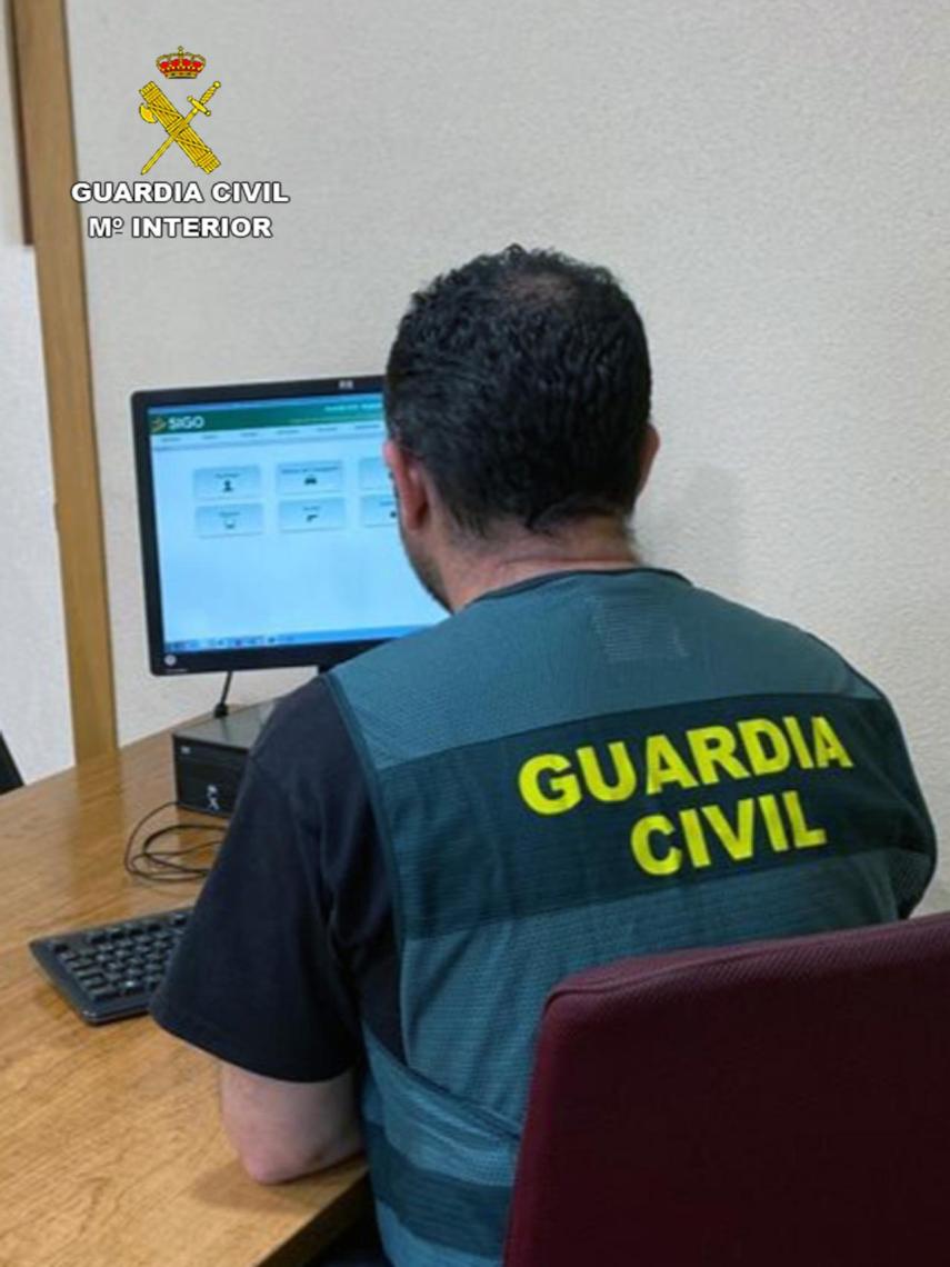 Un guardia civil tramitando diligencias del supuesto caso de abandono de menores.