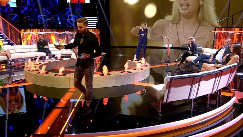 Tony Spina se marcha del debate de ‘La última tentación’ tras chocar con Sandra Barneda