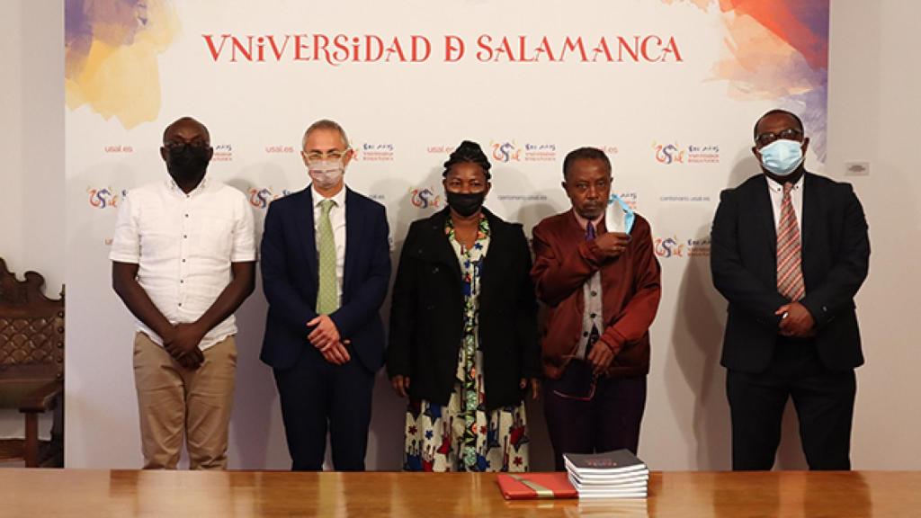 El rector Ricardo Rivero, acompañado por los miembros de la delegación universitaria de Ghana