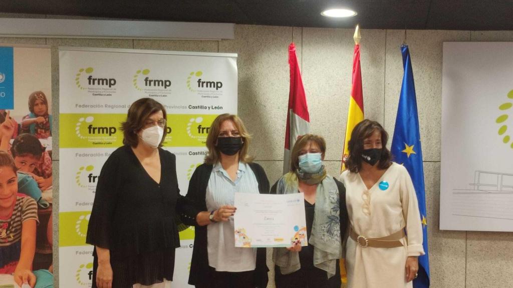 concejal de Servicios Sociales, Inmaculada Lucas, recibe el certificado de UNICEF