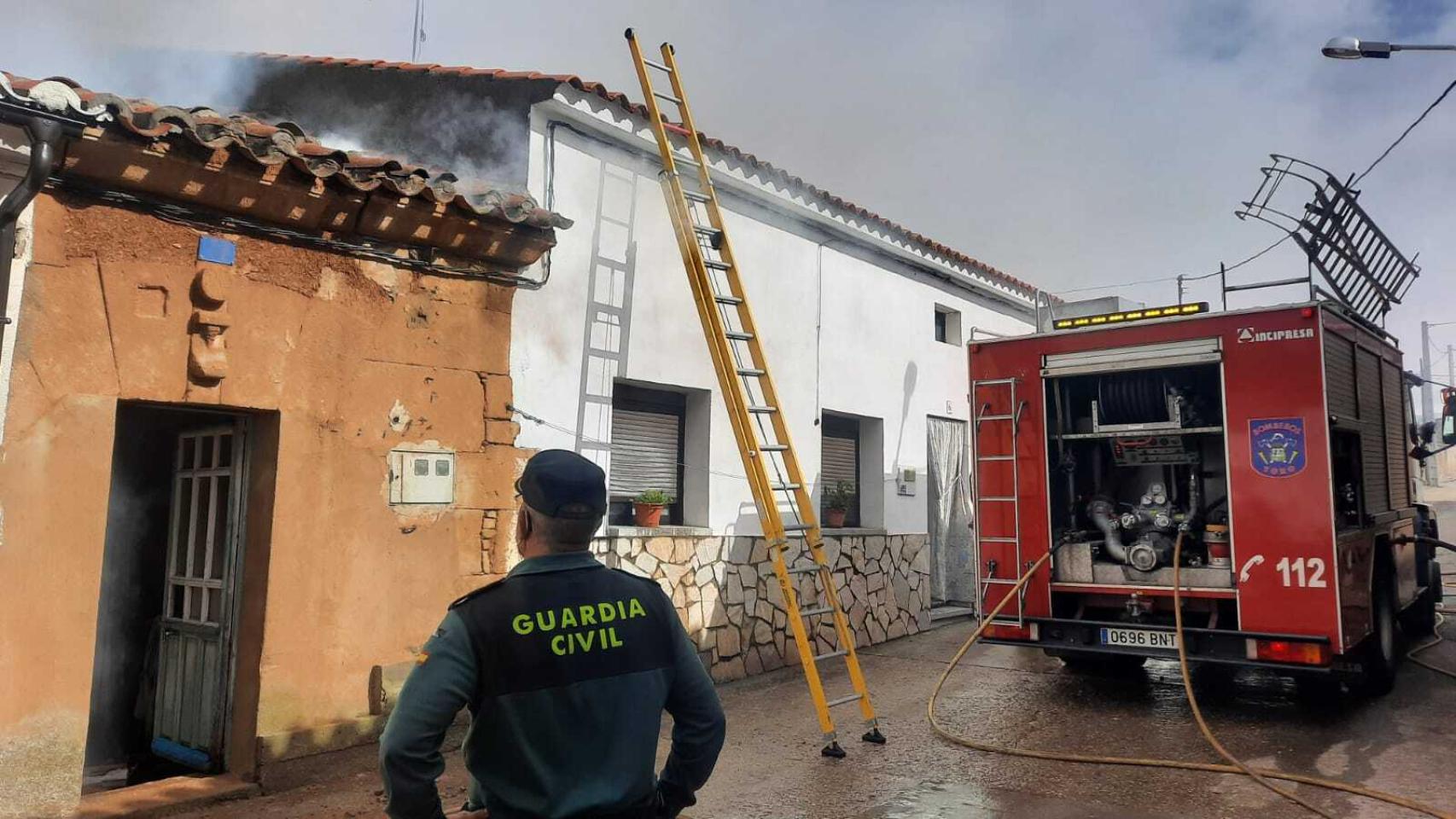 ARCHIVO - Los Bomberos de Toro actuando en una vivienda