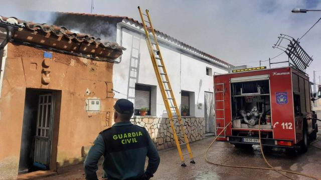 ARCHIVO - Los Bomberos de Toro actuando en una vivienda