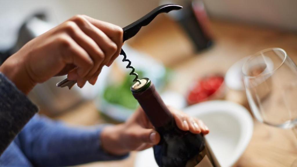 El vino abierto puede guardarse en el frigorífico.