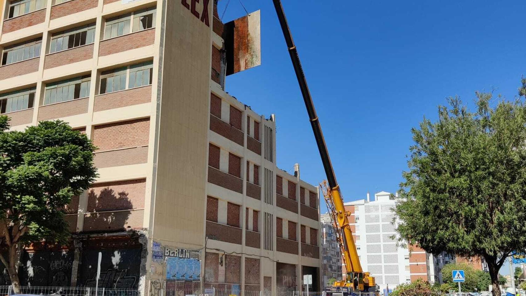 Así se demuele el antiguo edificio de Flex, en Málaga.